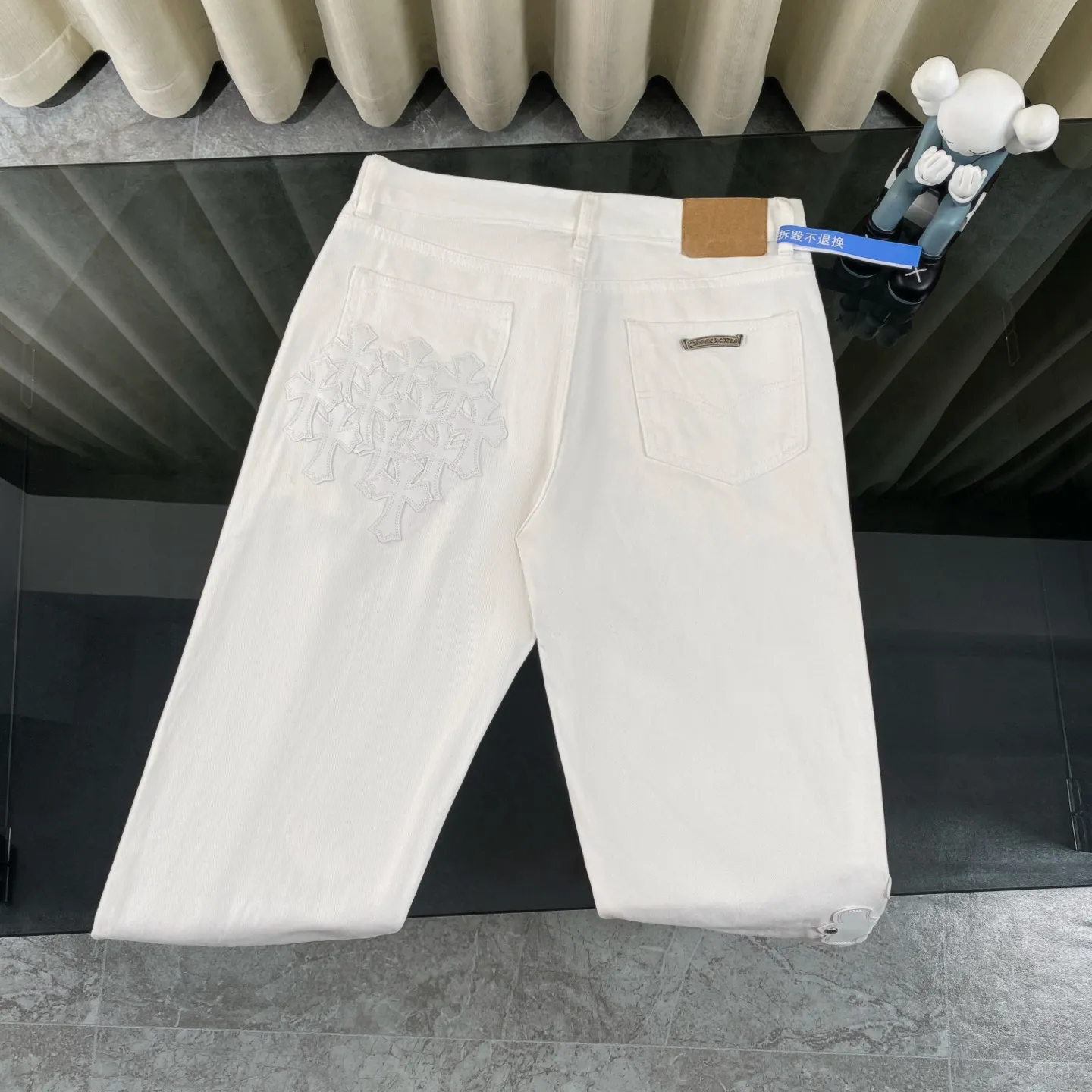 P270 chrome hearts new style white leather jeans vi Top heavy industry fashionable design] Consistent high street luxury style creation. Speaking of this style, the Zangyin family and GU family are definitely the leading representative brands. Especially the Zangyin family has really achieved a state-of-the-art effect in creating high street style. The unique washed material is used to create this style. The color system is quite eye-catching. After it is decorated with patchwork cross flowers, it cleverly highlights the charm of the brand. Secondly, this style uses classic The classic high-waist cutting design highlights the long legs and fashionable temperament of the upper body. The brand is highly recognizable and the slim fit configuration is more suitable for daily wear. It is a product that interprets personality, fashion, and specifications at a glance. This single product is enough to make any fan excited. It can be a white T-shirt for youthful preppy style, or a tight suspender for lady style. It has strong matching ability and can be easily controlled by men.  [Materials and craftsmanship] Needless to say, this point goes without saying. As an excellent craftsman brand, Zangyin’s requirements for details and craftsmanship are really perfect. The washed color of this model has gone through so many processes, not to mention the embellishment of denim appliques. It is also purely hand-made and sewn. Just like what they believe in, only hand-made things have soul and have the meaning of wear. A top-notch heavy-duty fashionable denim item, I look forward to your perfect interpretation! !  Size:28-36